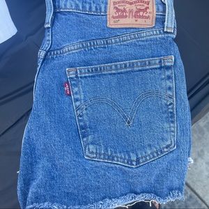 Dark blue Levi’s 501 shorts high rise